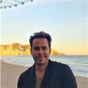 Mi nombre es Daniel Carrazana. Llevo ejerciendo la profesión de la enseñanza de idiomas hace ya 4 años. Mi objetivo principal en las clases es combinar la dinámica con la teoría. Me gusta mezclar ambas técnicas con el propósito de realizar clases atractiv